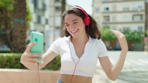 Молода Іспаномовна Жінка Посміхається Впевнено Маючи Відеодзвінок Йде Парку — стокове відео