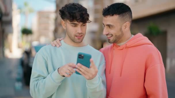 Joven Pareja Hispana Sonriendo Confiada Haciendo Selfie Junto Smartphone Calle — Vídeo de stock