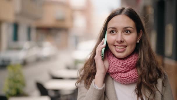 Gülümseyen Genç Bir Kadın Caddedeki Akıllı Telefondan Konuşuyor — Stok video