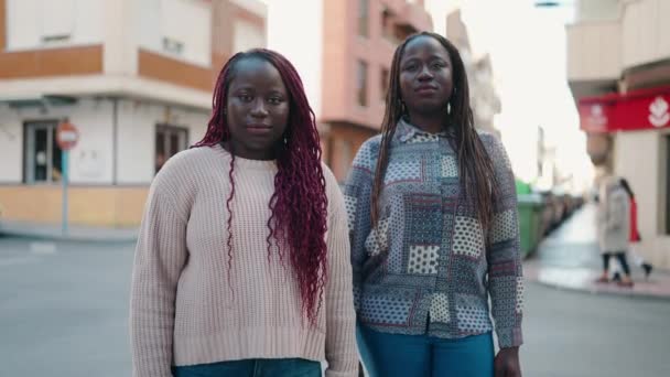 Två Afrikanska Amerikanska Kvinnor Ler Självsäkra Stående Med Armarna Korsade — Stockvideo