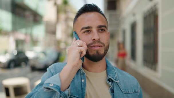 Молодой Латиноамериканец Разговаривает Смартфону Смотрит Улицу — стоковое видео