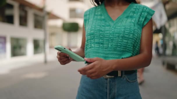 거리에서 스마트폰으로 자신감 아프리카 미국인 — 비디오