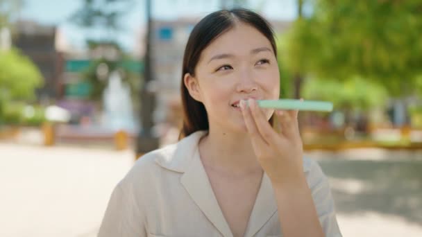 Китайка Усміхається Впевнено Розмовляє Смартфоні Парку — стокове відео