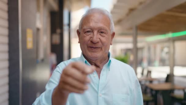 Senior Grijsharige Man Glimlachend Vol Vertrouwen Komende Gebaar Met Hand — Stockvideo
