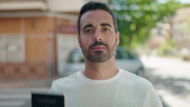 Ung Spansktalende Mand Smilende Selvsikker Peger Med Finger Til Pas – Stock-video