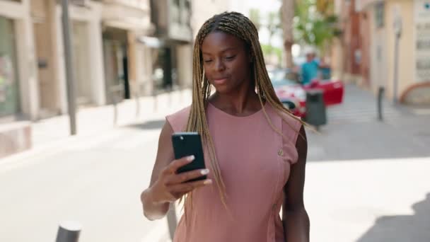 Африканська Американка Посміхається Впевнено Роблячи Селфі Смартфоном Вулиці — стокове відео