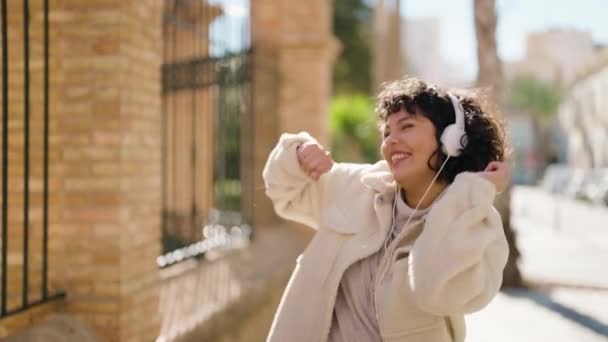 Молодая Латиноамериканка Уверенно Улыбается Слушая Музыку Танцуя Улице — стоковое видео