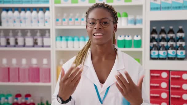 アフリカ系アメリカ人の女性薬剤師が薬局で自信を持って話す — ストック動画