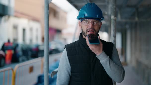 Young Latin Man Worker Serious Expression Talking Smartphone Street — Stok video