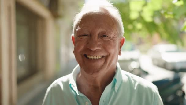 Senior Grijsharige Man Glimlachend Vol Vertrouwen Staand Straat — Stockvideo