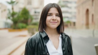 Sokakta kendine gülen genç İspanyol kadın.