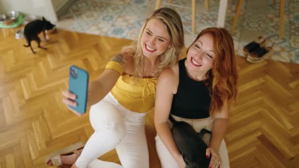 Δύο Γυναίκες Κάνουν Selfie Από Smartphone Κάθεται Στο Πάτωμα Chihuahua — Αρχείο Βίντεο