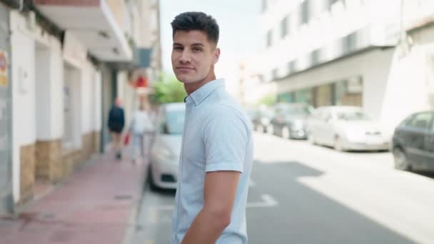 Mladý Hispánec Usmívá Sebevědomě Stojící Rukama Zkříženýma Ulici — Stock video