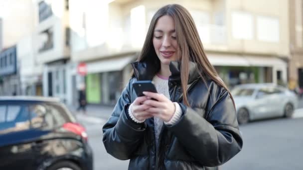 Genç Güzel Spanyol Bir Kadın Sokakta Akıllı Telefon Kullanarak Gülümsüyor — Stok video