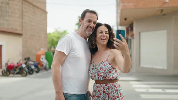 Uomo Donna Coppia Che Abbracciano Fanno Selfie Smartphone Strada — Video Stock