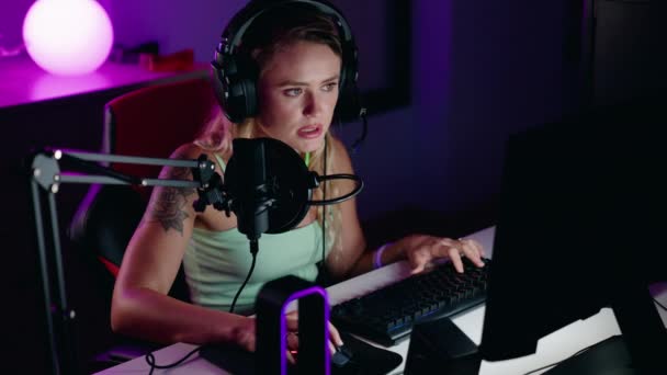 Молодая Блондинка Стример Играющая Видеоигры Помощью Компьютера Игровой Комнате — стоковое видео