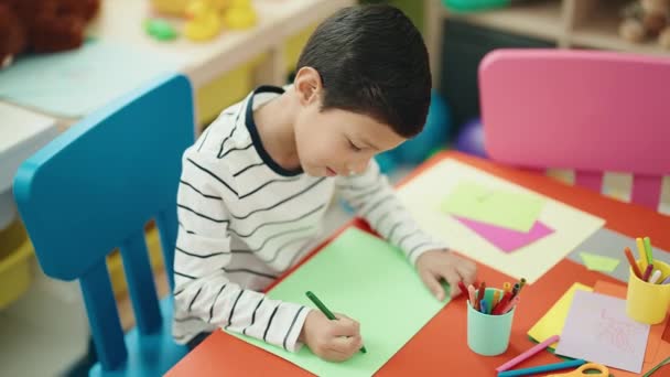 Симпатичный Латиноамериканец Дошкольник Сидит Столом Рисует Бумаге Детском Саду — стоковое видео