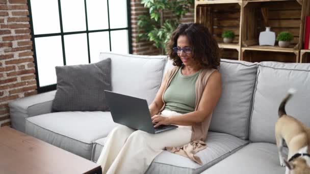 Middle Age Hispanic Woman Using Laptop Sitting Sofa — Stock video