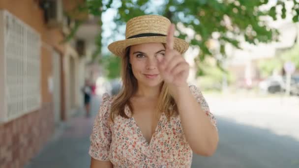 Młoda Kobieta Turystka Letniej Czapce Robi Gest Ręki Ulicy — Wideo stockowe