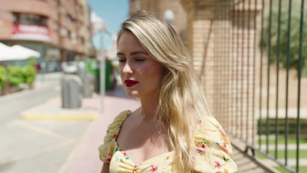 Mladý Krásný Hispánec Žena Usměvavý Jistý Stojící Ulici — Stock video