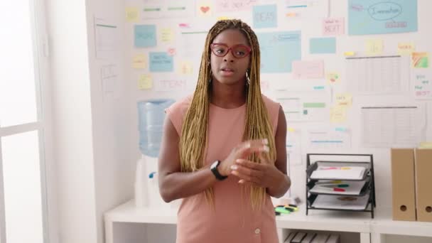 Africano Americano Mulher Empresária Falando Escritório — Vídeo de Stock
