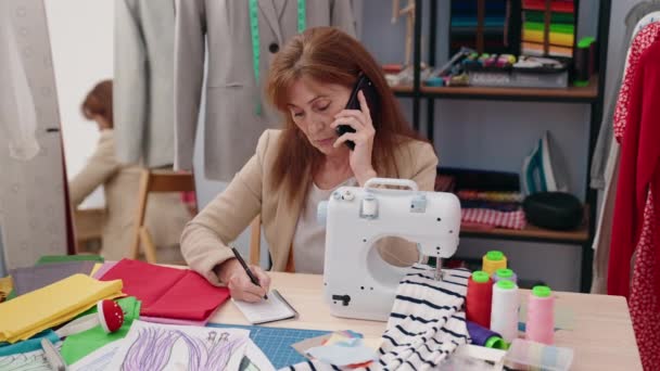 Středního Věku Žena Krejčí Mluví Smartphone Psaní Notebooku Továrně Oblečení — Stock video