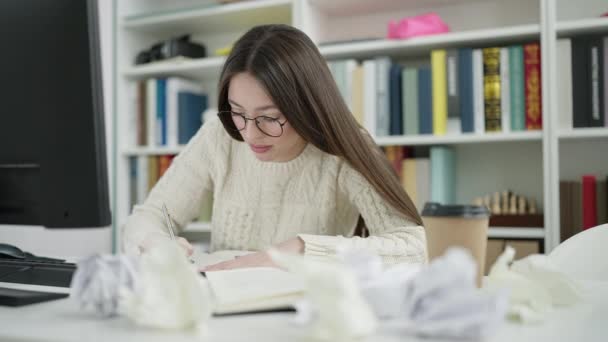 Jovem Bela Mulher Hispânica Estudante Estressado Escrevendo Notebook Universidade Biblioteca — Vídeo de Stock