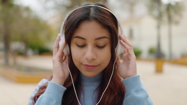 Young Hispanic Woman Listening Music Park — Vídeo de Stock