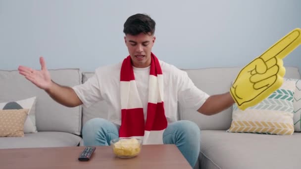 Mladý Hispánec Podporující Fotbalový Tým Sedí Doma Pohovce — Stock video
