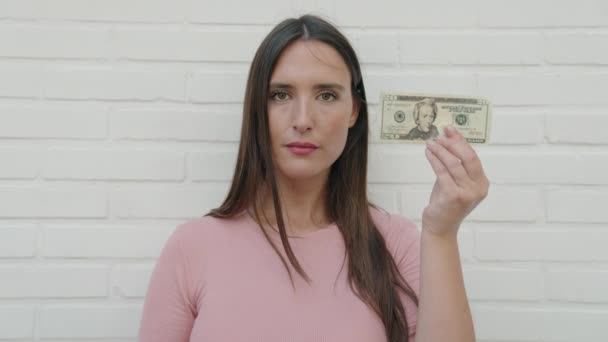 Jeune Belle Femme Hispanique Rompant Dollars Billet Sur Fond Brique — Video