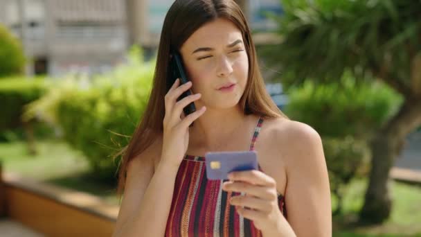 Joven Mujer Hispana Hermosa Usando Teléfono Inteligente Tarjeta Crédito Parque — Vídeo de stock
