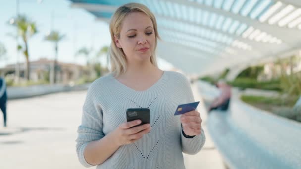 Junge Blonde Frau Benutzt Smartphone Und Kreditkarte Park — Stockvideo