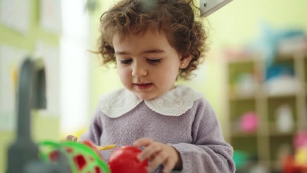 Adorável Menina Hispânica Brincando Com Cozinha Jogo Jardim Infância — Vídeo de Stock
