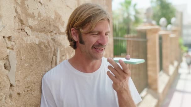 Genç Sarışın Adam Gülümsüyor Kendine Güveniyor Akıllı Telefondan Konuşuyor — Stok video