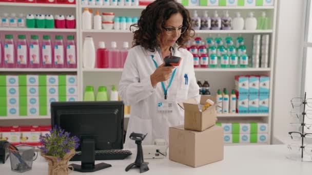 Аптекарь Средних Лет Сканирует Бутылку Таблетками Аптеке — стоковое видео