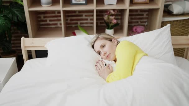 Mujer Rubia Joven Despertando Dormitorio — Vídeo de stock
