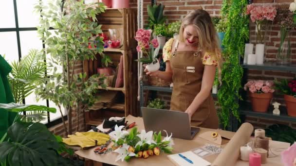 Joven Hermosa Floristería Hispana Mujer Usando Portátil Celebración Planta Florería — Vídeo de stock