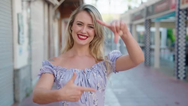 年轻美丽的惊慌失措的女人自信地微笑着 手拉手在街上拍照 — 图库视频影像