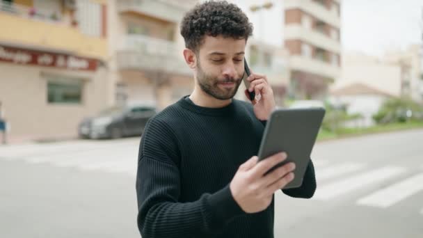 Młody Arabski Człowiek Mówi Smartfonie Pomocą Touchpad Ulicy — Wideo stockowe