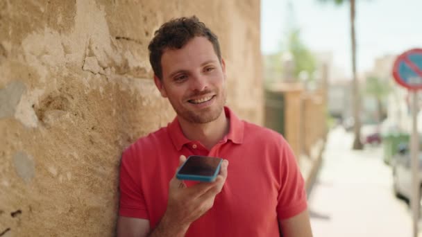 Joven Hombre Hispano Sonriendo Confiado Hablando Teléfono Inteligente Calle — Vídeos de Stock