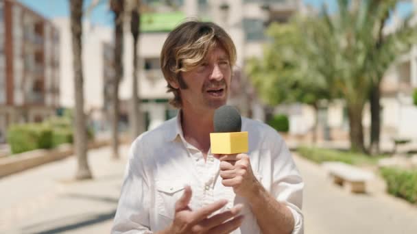 Giovane Reporter Che Lavora Con Microfono Parco — Video Stock