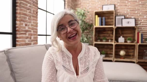 Middle Age Grey Haired Woman Smiling Confident Talking Home — Stock video