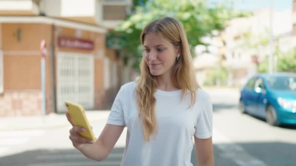 Ung Blond Flicka Ler Säker Att Göra Selfie Smartphone Gatan — Stockvideo
