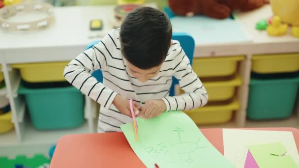 Liebenswerter Hispanischer Junge Schneidet Papier Kindergarten — Stockvideo