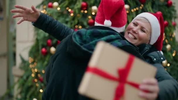 Mutter Und Sohn Mit Weihnachtsmütze Überraschen Mit Geschenk Park — Stockvideo