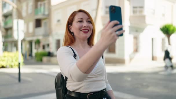 Młoda Ruda Kobieta Uśmiecha Się Pewnie Robiąc Selfie Przez Smartfona — Wideo stockowe