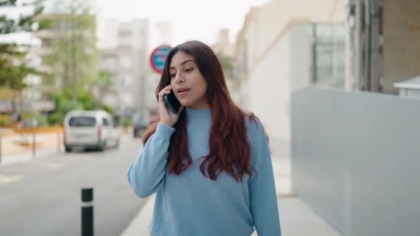 Jeune Femme Hispanique Souriant Confiant Parler Sur Smartphone Rue — Video