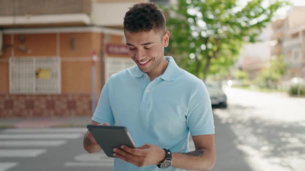 Hombre Afroamericano Sonriendo Confiado Usando Touchpad Calle — Vídeo de stock