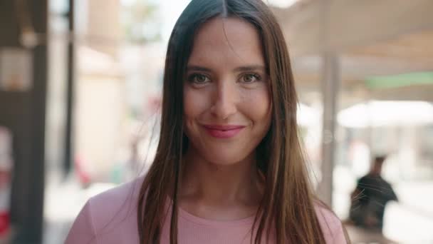 Mladý Krásný Hispánec Žena Usměvavý Jistý Stojící Ulici — Stock video