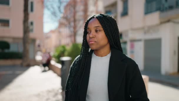 Jeune Femme Afro Américaine Souriante Confiante Parlant Dans Rue — Video